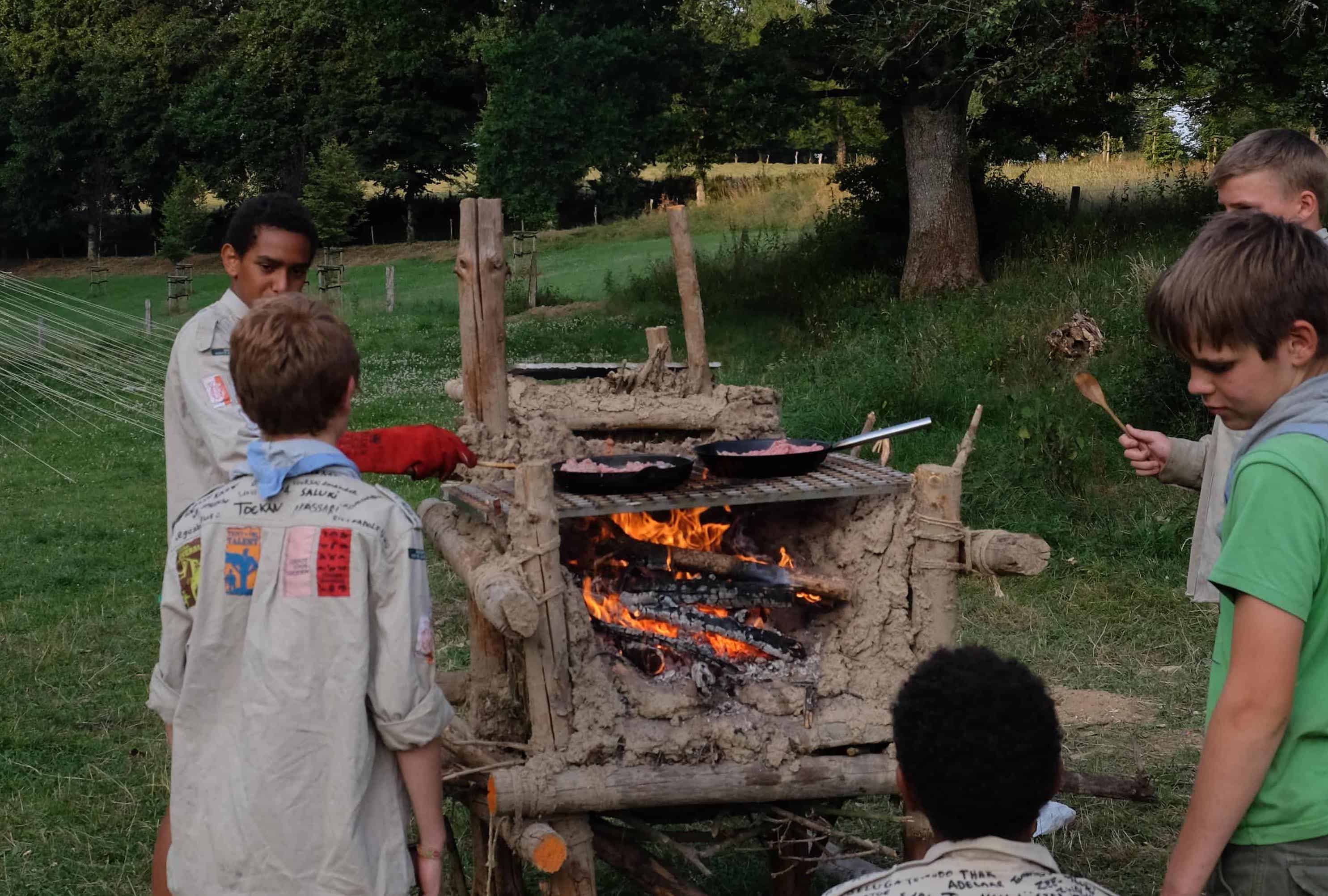 Foto van jonggivers die aan het koken zijn