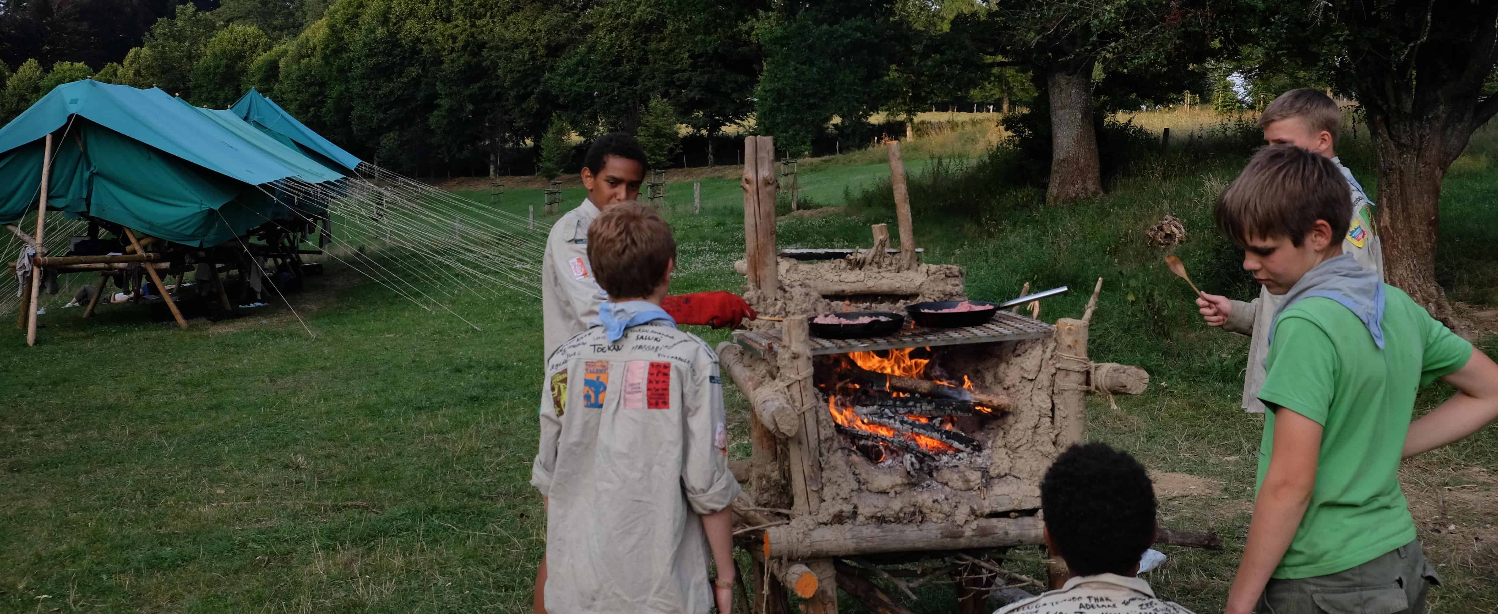 Foto van jonggivers die aan het koken zijn